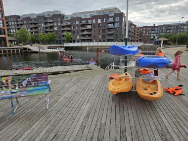 Både kajakker og supboards på vandet